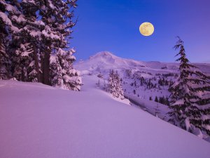 Moon_Over_Mount_Hood_at_Dawn_Oregon_D0C7oC0GMTTw.jpg